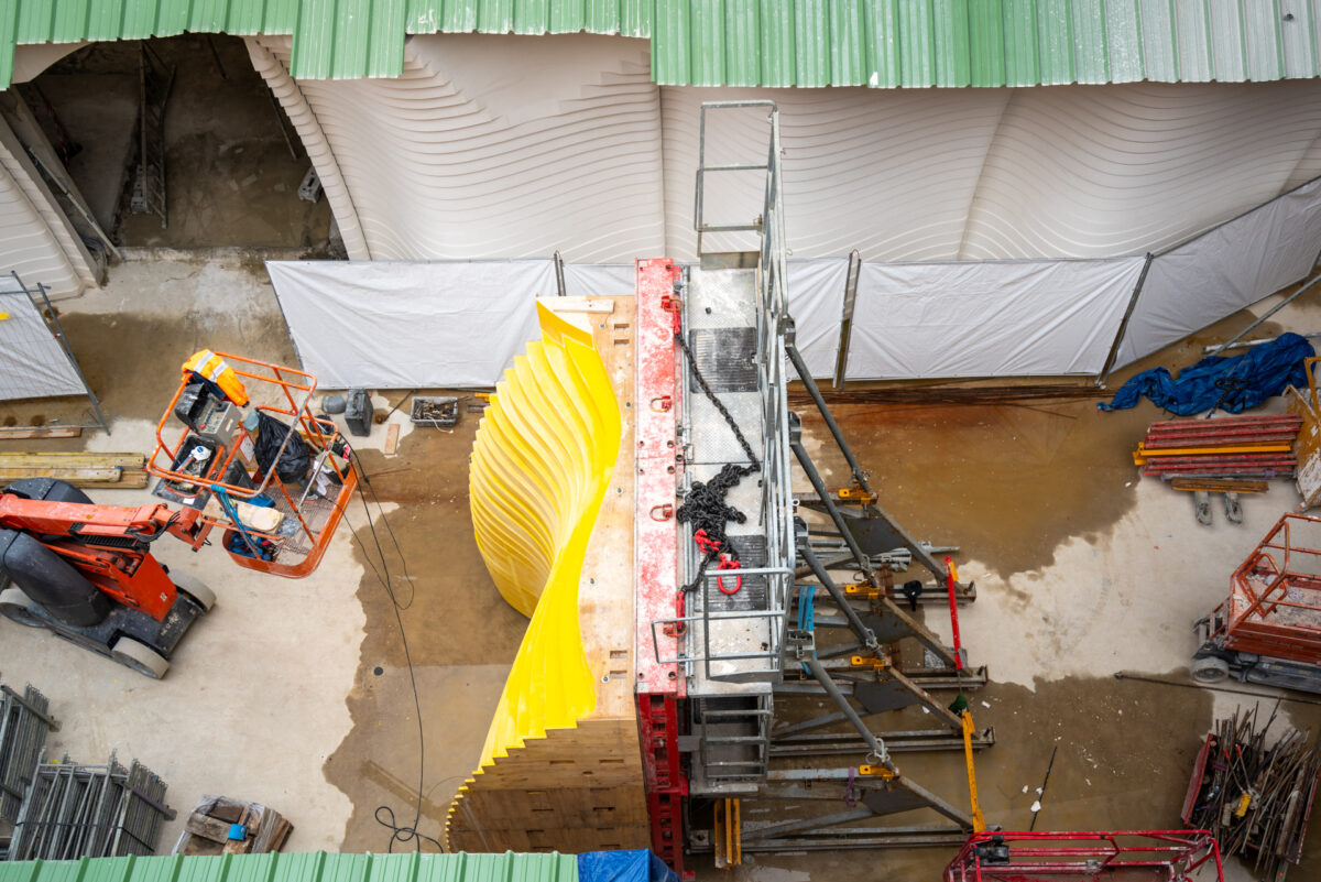 Architettura delle cantine vinicole: casseforma su misura per realizzare muri a gradoni curvilinei in calcestruzzo con getto a vista per cantina vinicola in Francia 