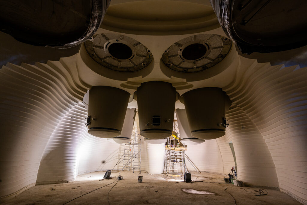 Architettura delle cantine vinicole: muri a gradoni curvilinei realizzati in calcestruzzo con getto a vista per cantina vinicola in Francia 