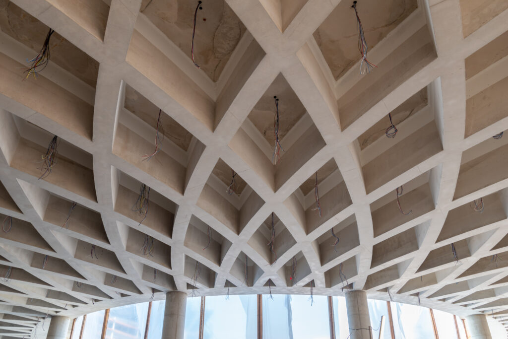 Architettura delle cantine vinicole: soffitto a cassettoni curvilineo realizzato in calcestruzzo con casseforme su misura 