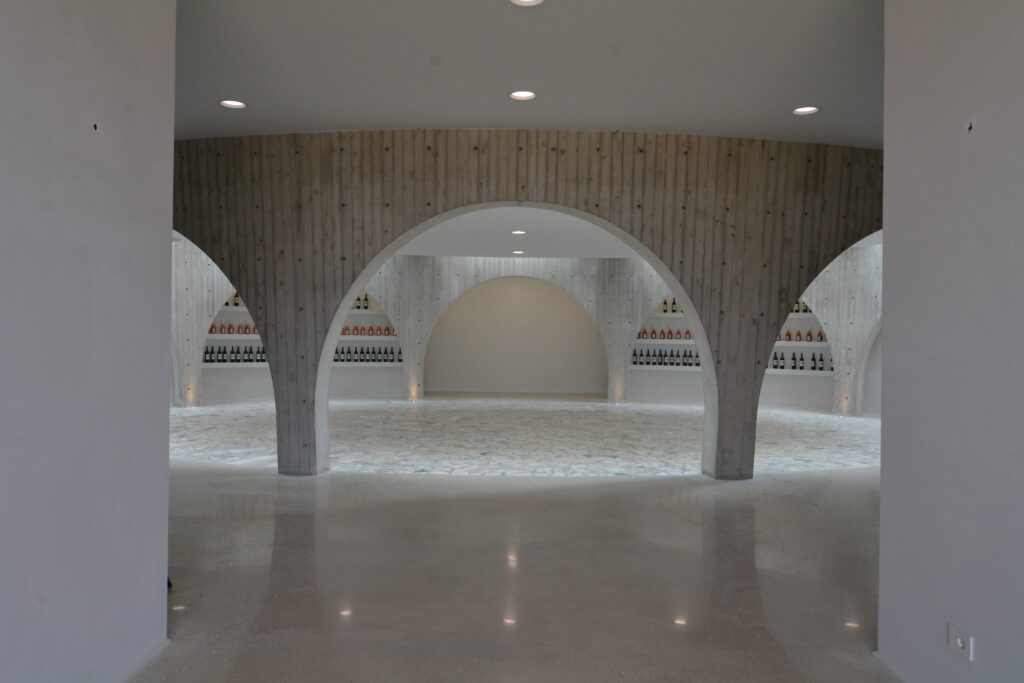 Architettura delle cantine vinicole: archi su pianta circolare realizzati in calcestruzzo con casseforme per archi per cantina vinicola in Italia