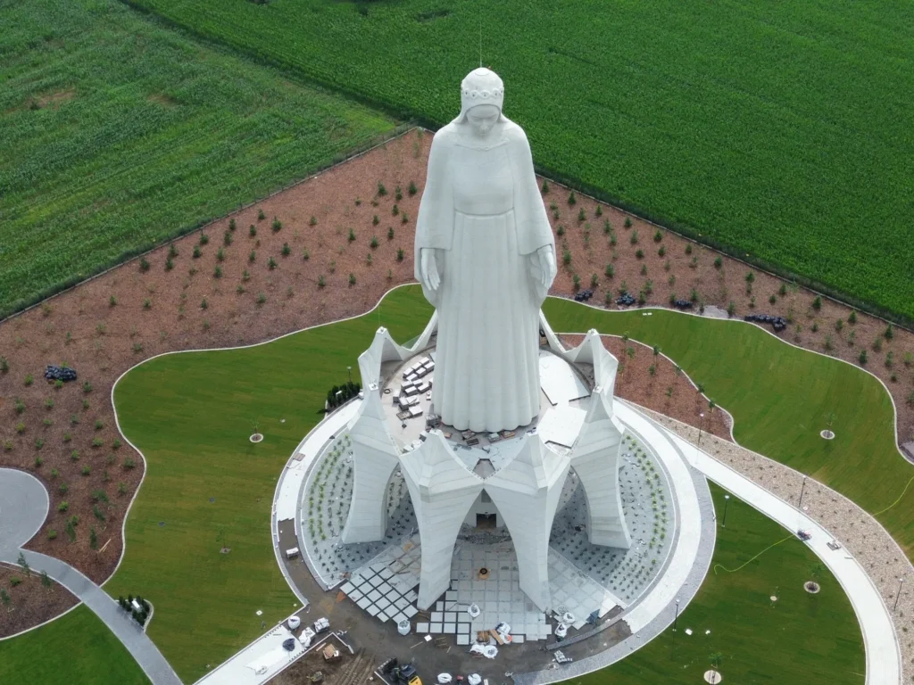 Madonna della Misericordia di Konotopie realizzata con casseforme per statue monumentali progettate da Arbloc