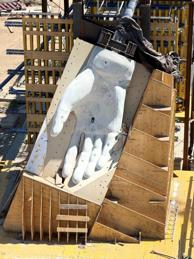 Mano della Madonna della Misericordia di Konotopie realizzata con casseforme monumentali progettate da Arbloc